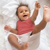 Bébé souriant, sensibilisation au handicap invisible dès la naissance