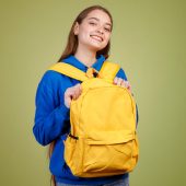 Adolescente souriante avec sac à dos jaune, sensibilisation au handicap invisible chez les jeunes