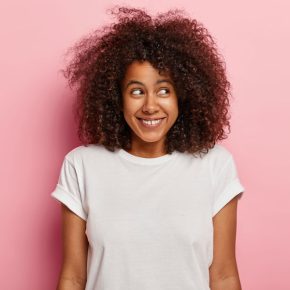 Jeune femme souriante, handicap invisible et maladie chronique au quotidien