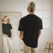 Homme adulte de dos, sensibilisation au handicap invisible chez l'adulte