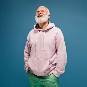 Senior souriant, handicap invisible et maladies chroniques chez les seniors